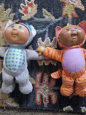 Two Baby Cabbage Page Dolls